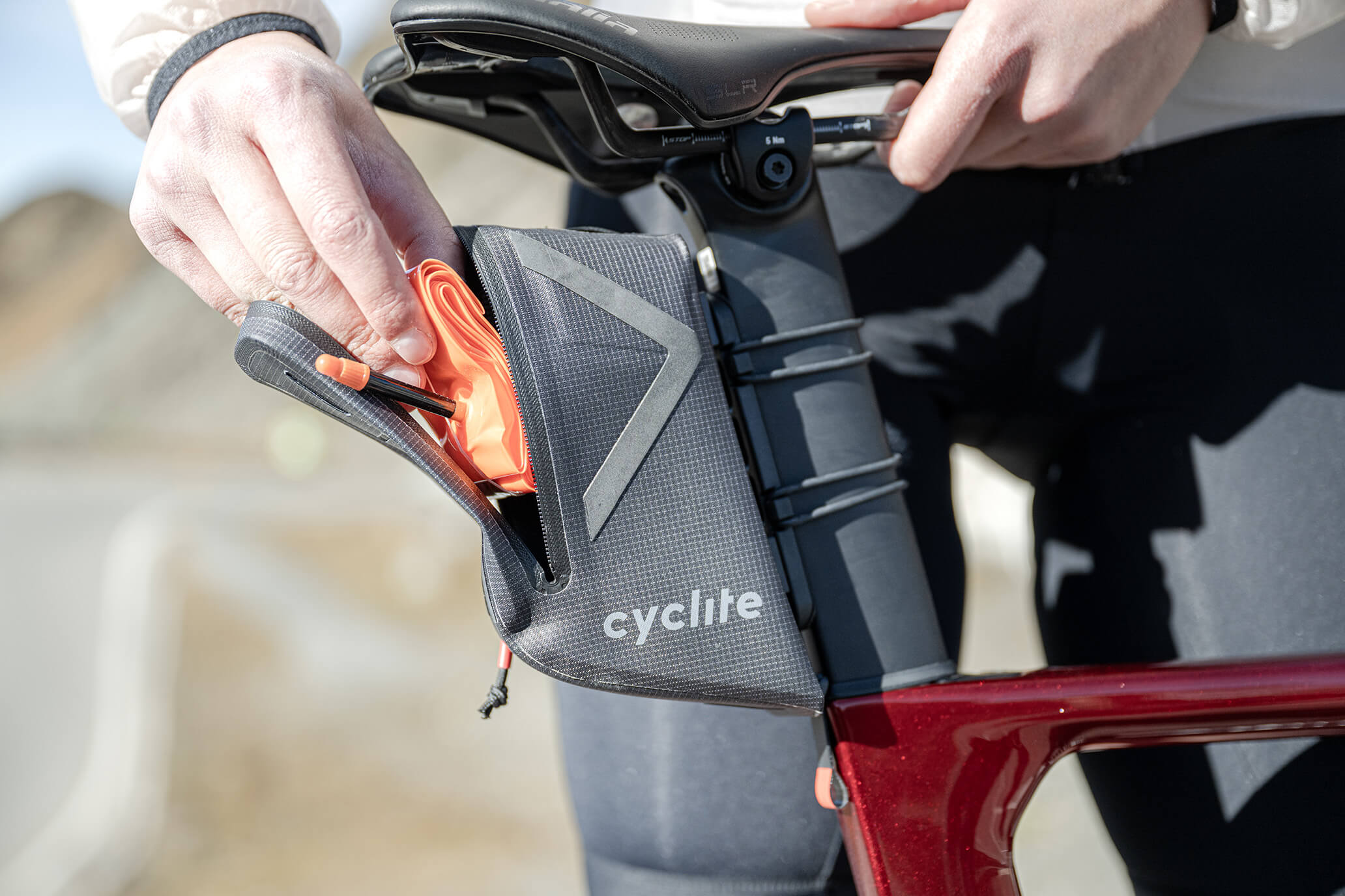 rennrad satteltasche handy SADDLE BAG NANO / 01 – Aerodynamischer Minimalismus Farbe:schwarz (deep - black) Rennrad-Lenker: Umbau, richtig einstellen BMW F97 X3M