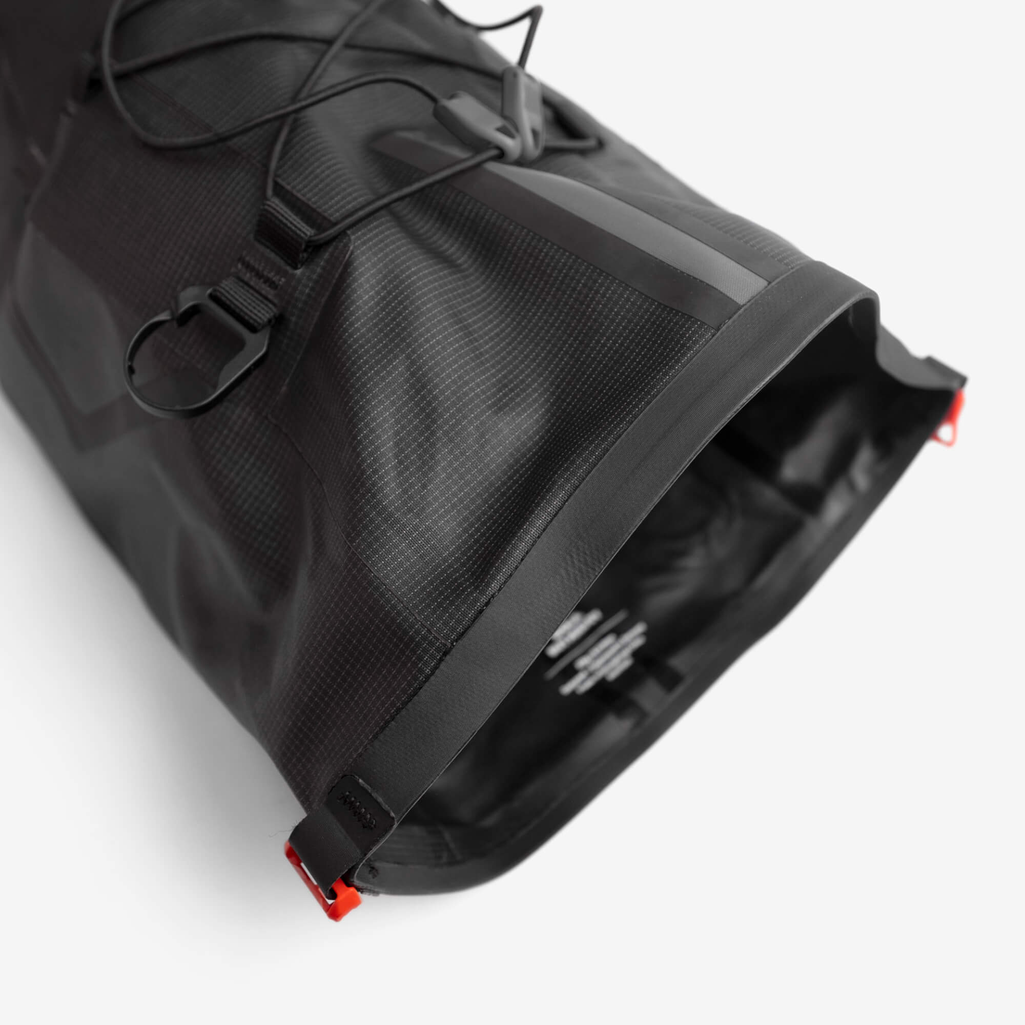 Sadlle-Bag-Small-02_Opening-Detail